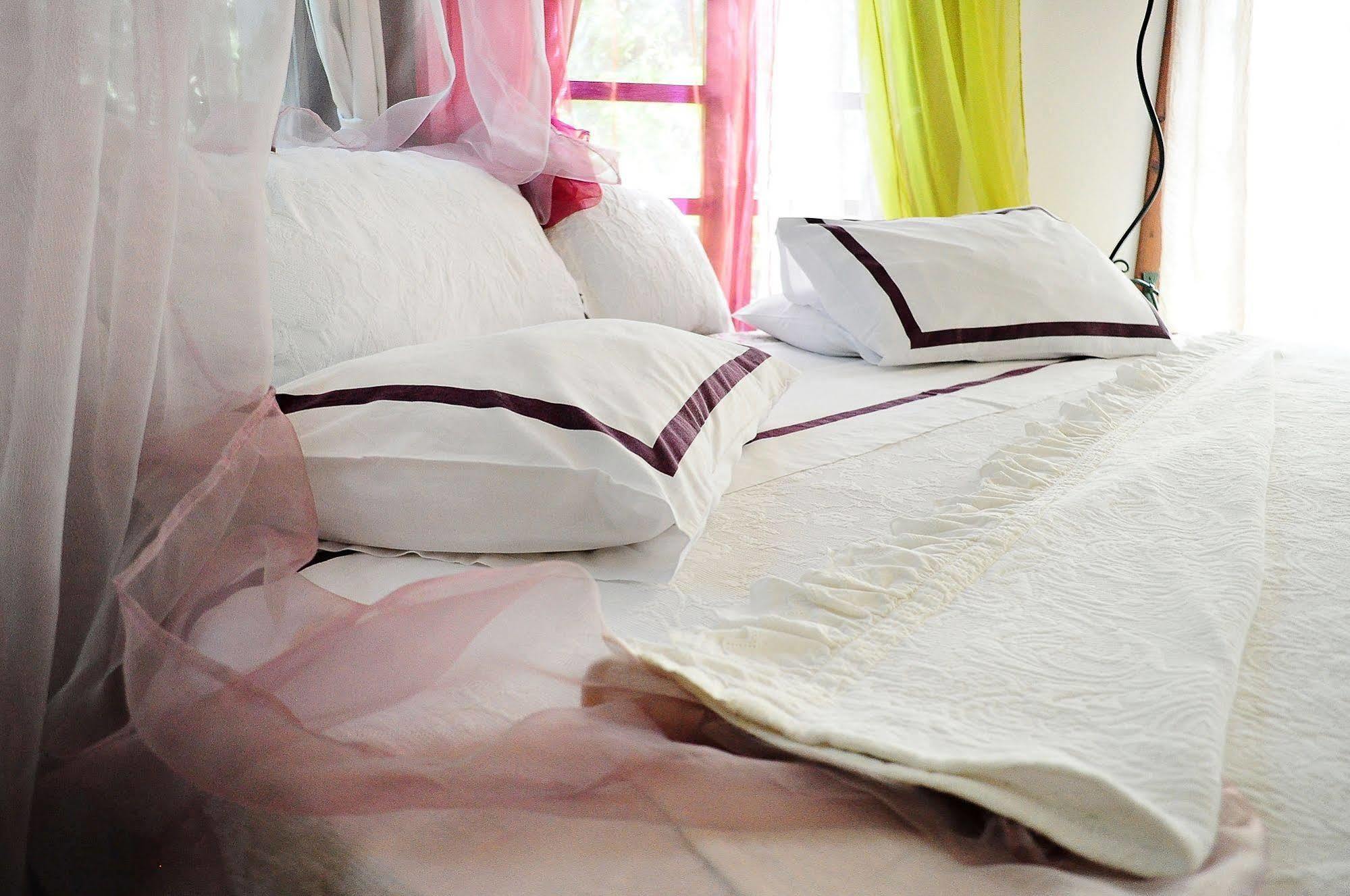 Uma Casa A Beira Sol Bed and breakfast